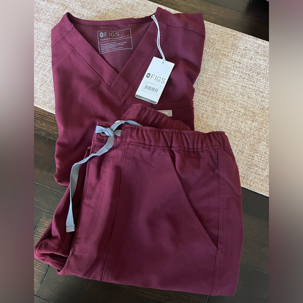 Men’s Figs Leon Scrub Top (NWT) and Cairo Cargo Scrub Bottoms (never worn).